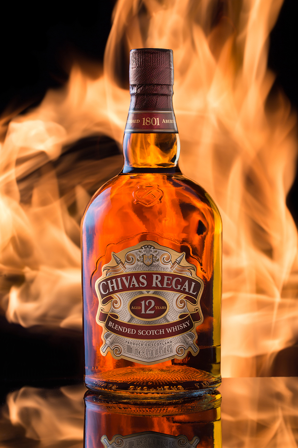 Рекламная фуд фотография виски CHIVAS REGAL с огнём. Фото сделано в Сочи в процессе фотосъёмки для рекламы для ресторана.