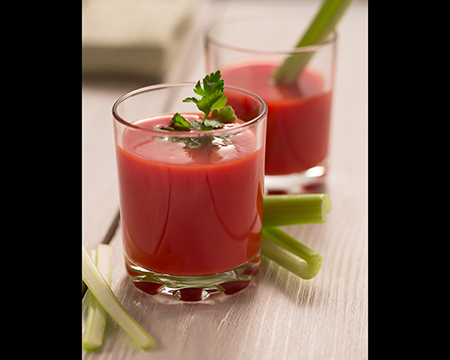Фуд фото томатного сока с сельдереем. Это рекламное фото сделано для размещения в журнале.